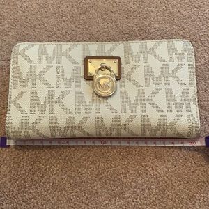Micheal kors wallet